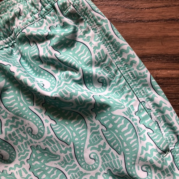 VINEYARD VINES BIG & TALL
SEAHORSE PRINTED CHAPPY SWIM TRUNKS - Picture 4 of 7